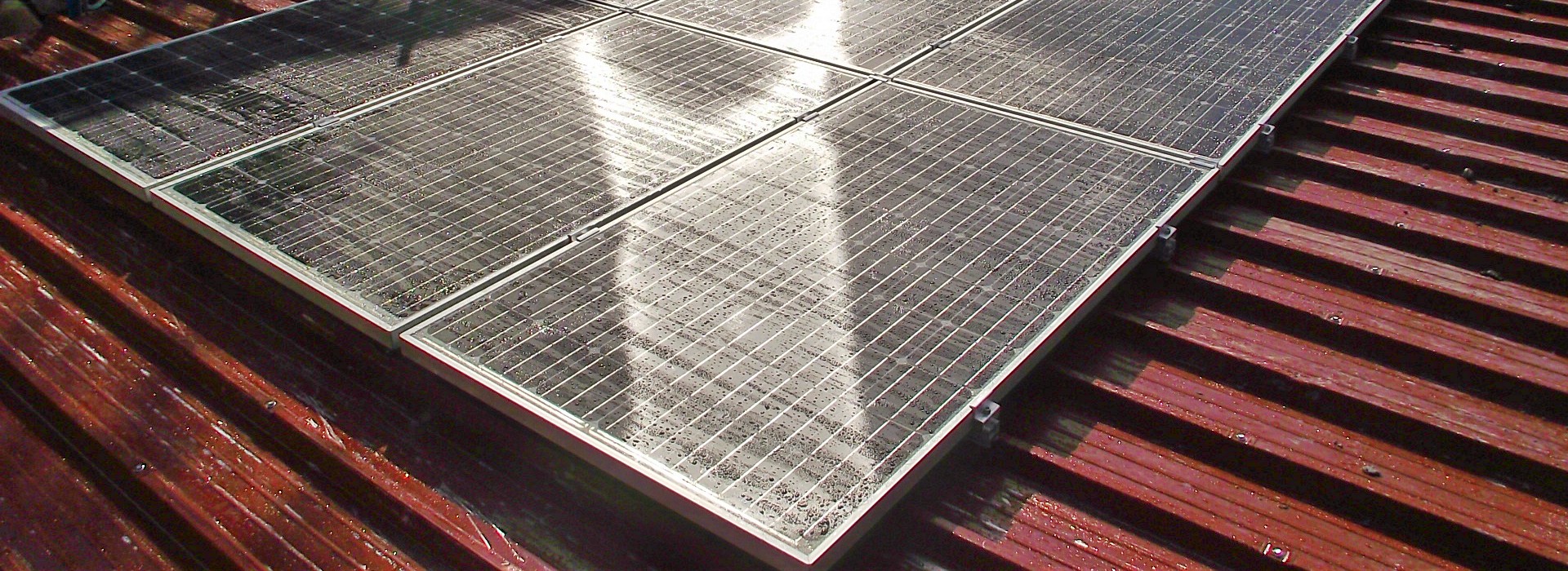 Pannelli fotovoltaici su tetto di capannone